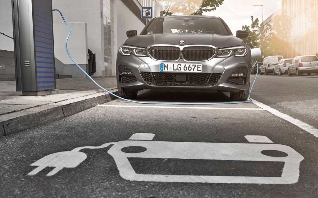 مشخصات و قیمت خودرو جدید BMW 330e