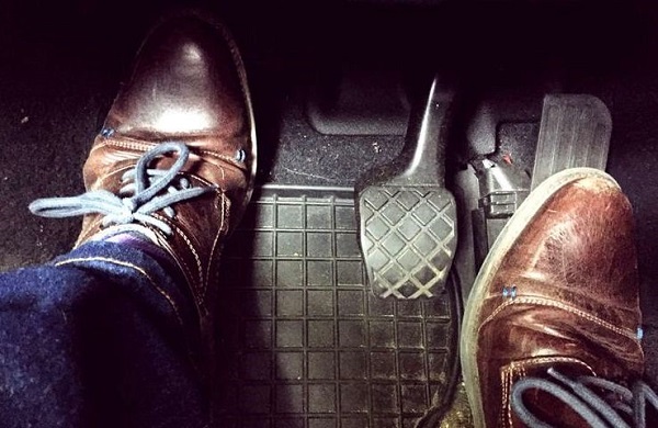 گرفتن کلاچ پیش از استارت زدن