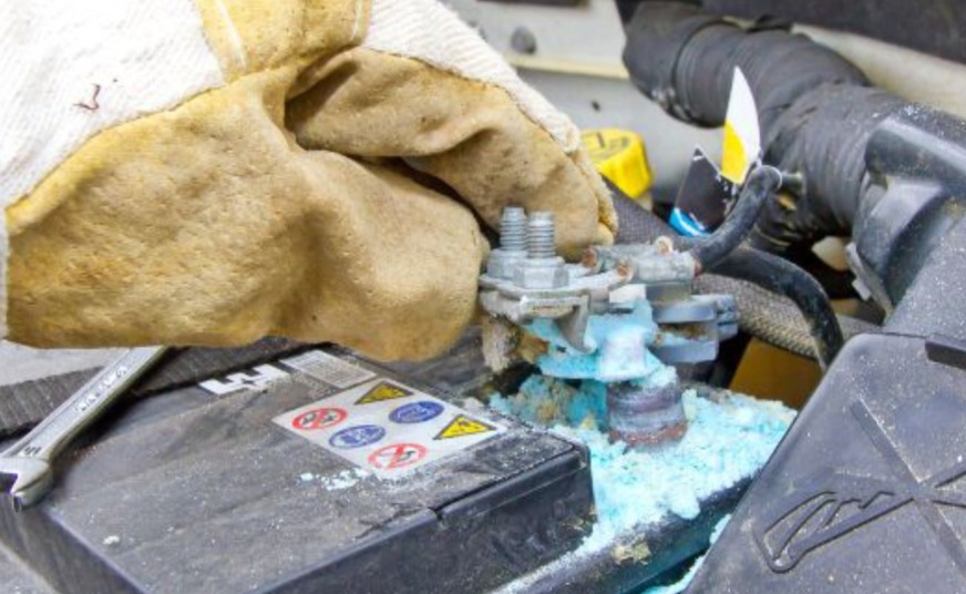 دلایل سولفاته شدن سر باتری و روش صحیح تمیز کردن آن